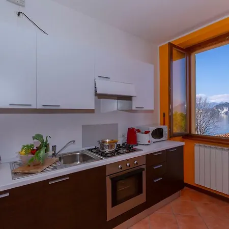 Fiumelatte Sleeps 4 Air Con Wifi * Varenna